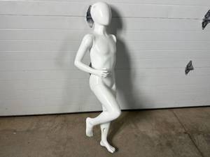 Mannequin with Removable Arm