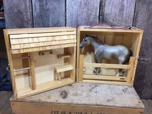 lot 120 image: Bryer StableBox with Horse
