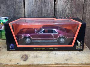 lot 132 image: Road Signature Collection - 1966 Oldsmobile Tornado - Die Cast