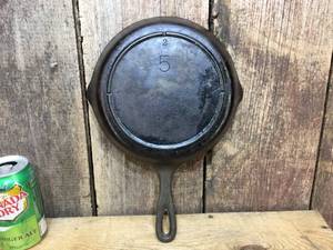 lot 153 image: Early Lodge #5 Skillet - 3 Notch Heat Ring