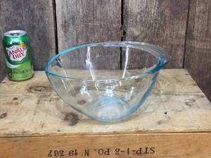 lot 156 image: PYREX #2225 2.5 Qt Teardrop Mixing Bowl
