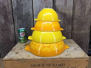 lot 158 image: Beautiful PYREX YellowOrange Sunflower 4 Pc Nesting Bowls