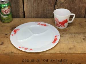 lot 162 image: Nifty PYREX Red Circus Plate & Mug - Nice