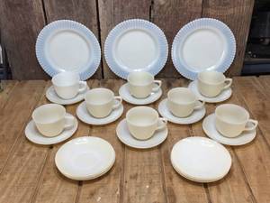 lot 163 image: Vintage Fire King 25 Pc IvoryCustard Plates - CupSaucers