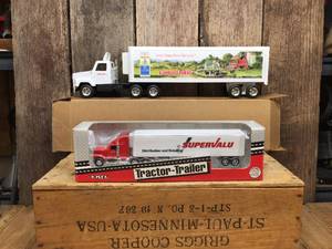 lot 166 image: 2 ERTL Tractor Trailers - Land O Lakes - Super Value