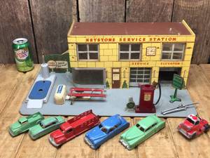 lot 171 image: Vintage Keystone Service Station Toy Set with Cars