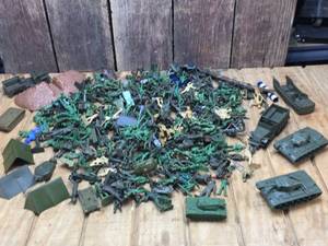 lot 174 image: Classic Vintage Army Men & Vehicles