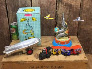lot 196 image: 3 Wind-Up Tin Toys
