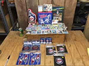 lot 199 image: MN Twins Collectibles - Vintage Cards