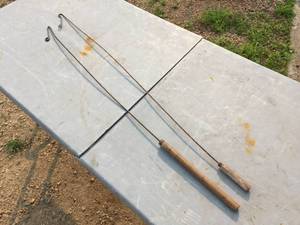 lot 208 image: 2 Vintage Chicken Grabbers - 45