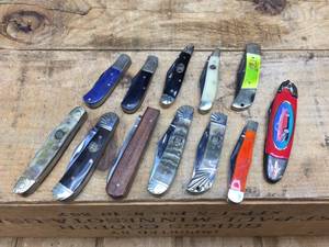 lot 231 image: 12 Contemporary Pocket Knives