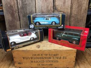 lot 247 image: Die Cast 57 Corvette - 50 Suburban - Mercedes 118