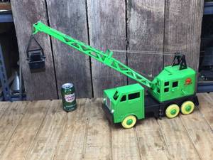 lot 261 image: Vintage Lumar Contractors Crane - Green