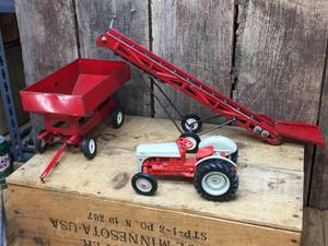 lot 262 image: Vintage ERTL Toy Farm Implements - Tractor - Wagon - Elevator
