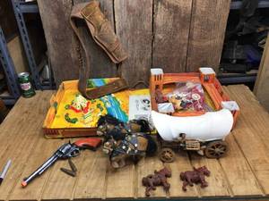 lot 264 image: Vintage Western Related - Fort Cheyenne - Holster - Wagon