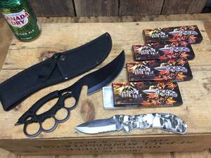 lot 272 image: 5 Tactical Knives