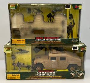 lot 2 image: Vintage Power Team Elite 118th Scale World Peacekeepers HUMVEE (NIB Loose Items) & Military Assault Unit (NIB Missing Pieces)