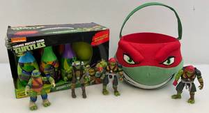 lot 110 image: Misc. Vintage TMNT Items & Figures