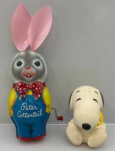 lot 216 image: Vintage Mateel Petter Cotton Tail Tin Litho Crank Misic Box (Works) & SNOOPY Squeeze Toy