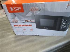 lot 28 image: Commercial Chef 0.7 Cu. Ft. 700-Wat...