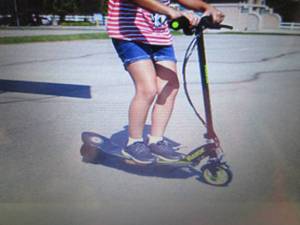 lot 3 image: Razor Power Core E90 Electric Scoot...