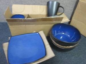 lot 70 image: 4 Gibson Elite Mugs, 2 Bowls, 4 Lun...
