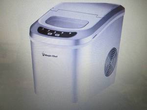 lot 80 image: Magic Chef Countertop Ice Maker - C...