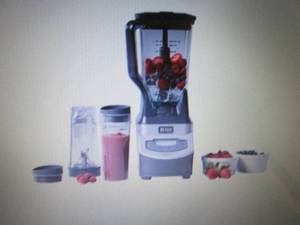 lot 91 image: Ninja Blender with Single-Serve Fun...