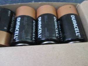 lot 128 image: 12 Duracell D Batteries...