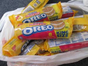 lot 269 image: 12- 4 oz Oreo Golden Double Stuf...