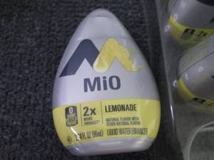 lot 327 image: 4- 3.24 oz Mio Lemonade Water Enhan...