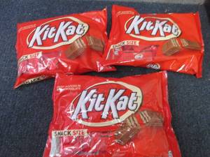 lot 375 image: 3- 10.78 oz Kit Kat Snack Size...