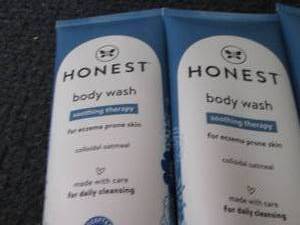 lot 383 image: 6- 8 oz Honest Soothing Therapy Bod...