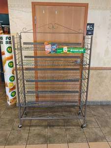 lot 2 image: WIRE 6 SHELVES DISPLAY RACK ON WHEELS
