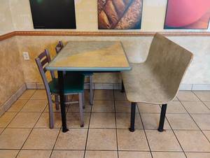 lot 33 image: COMMERCIAL RESTAURANT DINING BOOTH WITH 2 CHAIRS