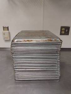 lot 71 image: 25 SHEET PANS