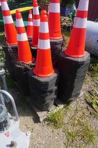 lot 23 image: Lot of 20 Highway Traffic Safety Cones