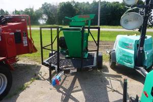 lot 14 image: 2010 Finn Model B40 SB-12 Trailer Mounted Straw Blower