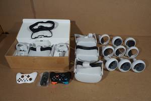 lot 3 image: Assorted Oculus Quest VR Components