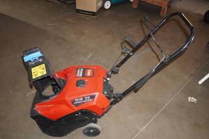 lot 8 image: Toro 518ZE Gas Snow Thrower