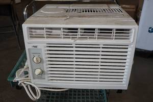 lot 10 image: Arctic King 5000 BTU Window AC Unit