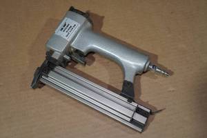 lot 113 image: Tool Shop 18 & 19 Gauge Air Brad Nailer