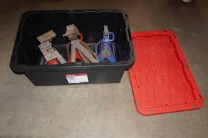 lot 160 image: 5 Car Jack Stands with Utility Bin