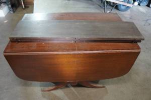 lot 189 image: Vintage Drop Side Table with Leafs