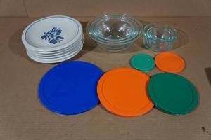 lot 204 image: Pyrex Glass Food Storage Containers with 6 Pfaltzgraff Stoneware Plates