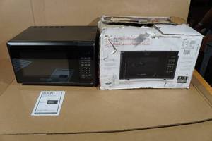 lot 211 image: Black  Decker 1.1 cu ft Matte Black Microwave -Door Sticks