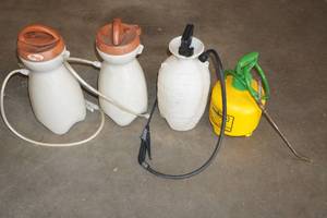 lot 216 image: 4 Yard Sprayers