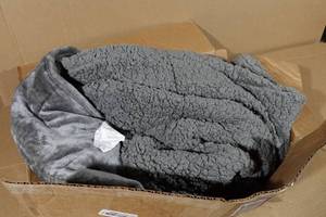 lot 77 image: Weighted 15lb Throw Blanket -Gray, 60x80