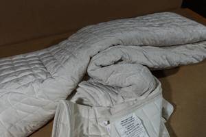 lot 85 image: Velvet Quilt Bed Set -King, Beige