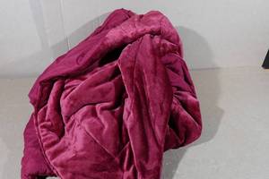 lot 86 image: King Comforter -Maroon